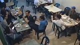 男子正在饭店吃饭，莫名其妙的被人暴揍，监控拍下事情全过程
