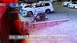 大爷足疗店消费后逃单，从二楼跳下摔倒砸断不锈钢架爬起来后逃跑