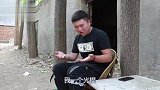 农村小伙戏耍憨丫头，没想到却被憨丫头耍的团团转，到底谁傻啊