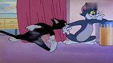 猫和老鼠：汤姆跟黑猫结伴，猛锤主人的屁股，真是嚣张呀！