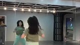 小姐姐对着镜子练习舞蹈，样子看着元气满满的