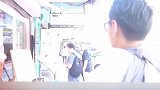 小朋友你在干嘛了，怎么不下来走一会啊，要不下来玩一会！