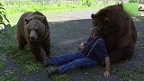 土豪一家600亩地收养11头熊，一顿饭吃85斤肉！