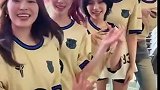 韩国女团ITZY美女边喝啤酒边看巴萨比赛