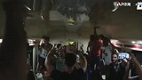 都快把车掀翻了！阿根廷球迷占领喀山大巴 疯狂高歌助威
