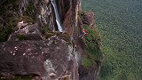 刺激！波兰小伙跳下世界最高瀑布，安全降落灌木丛