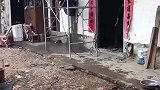 两兄弟分家，直接把老屋锯开两半