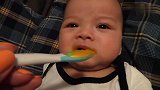 5个月的小宝宝第一次吃辅食，这一脸嫌弃的表情太逗了