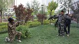 小伙用树枝做出十字弩，轻松淘汰3人小队，成功吃鸡！