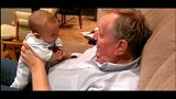 爷爷第一次来看望二个月的孙子，真是隔代亲啊，瞬间火星语聊嗨！