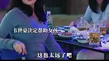 韦世豪惊喜客串电影秀脚法 连续将三个啤酒罐踢进垃圾桶