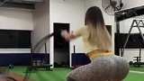美女对完美体态的极致追求 用每一滴汗水雕刻健美身材
