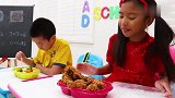 温蒂和安德鲁学习分享食物和假装做玩具食物(1)
