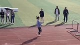 00后女生参加运动会“佛系”跨栏，只要不摔倒，丢人就丢人了