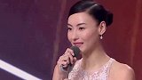 张柏芝带两个儿子逛街 Lucas卷发遮脸扮酷小Q身高接近妈妈