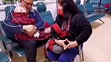 孝心女婿，在医院里抱着年迈的岳母打点滴