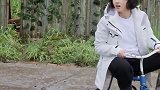 张子枫骑迷你自行车 努力骑小车车的妹妹实在是太可爱了，不过小车车不太动太好笑了