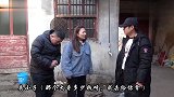 农村小伙刮坏豪车，车主开口要5000，不料跟回家拿钱一进门站