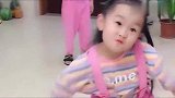 妹妹真会搞怪，竟逗得姐姐哈哈大笑是个人才