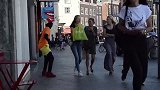 假人恶作剧，男子假扮成假人捉弄路人，路人非常的无奈