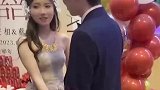 新人举办订婚宴，当着众宾客的面亲吻