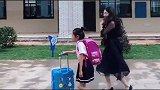 小祖宗终于开学了，你看她妈妈，开心的跟发羊癫疯一样！