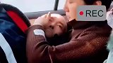返乡途中老人坐不住，女儿直接把父亲抱在怀
