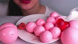 是粉色的行星流心果冻软糖呀，看小姐姐吃得可真过瘾
