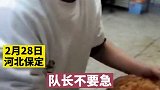 河北保定 偶遇店主儿子帮忙上菜却掉地上。顾客暖心安慰：你是最靓的仔。 暖心  暖心瞬间