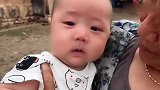 看到小宝宝在哭，姥姥居然很开心，还忍不住亲宝宝！
