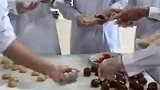 辣条专业同学给全校师生送辣条月饼