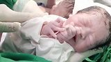 产房实拍刚出生的双胞胎婴儿，护士一人抱一个，好可爱
