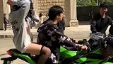 男子准备骑摩托车带女子兜风