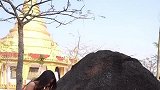小姑娘与小伙的搞笑对话：你来这里许愿有什么意义