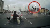 上海一电动车“鬼探头”横穿马路被撞飞 其后大妈吓得赶紧后退