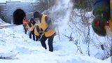 致敬中国最北隧道守护者！工人在半米深雪中给铁路排险
