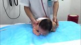 3个月的宝宝做体检，任由医生怎么摆弄都不哭，画面把人萌翻了