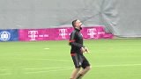 德甲-1415赛季-拜仁众将备战训练 里贝里遭全队友“暴打”-新闻