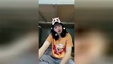 洗衣服都能蹦起来，姑娘怕是个蹦迪靓妹吧，网友：有那个气质！