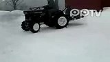 哥的绝技看傻你眼 拖拉机雪地也能玩漂移