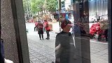 #街头 #街拍 #关爱老人#请认清红马夹