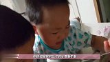 双胞胎为争夺一份食物，又上演了闹心一幕，结果妈妈都傻眼了！
