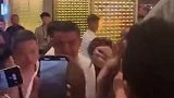 C罗在中国香港备战期间偶遇葡萄牙知名主持人