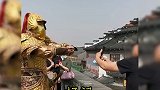 西安景区设唐武士劝阻不文明行为 当看到不文明行为时，巡游的武士就会上前用古代语言劝说游客。