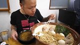 美食猎奇：岛国小帅哥吃一大碗超级丰盛的拉面