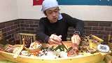 一整船的刺身盛宴,自己吃不起的话看着别人吃就很满足了呢