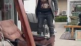男子脚穿溜冰鞋，不懂刹车逐渐溜下坡