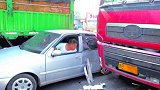 货车为保住小轿车，刹车刹冒烟再加一个闪躲，监控拍下揪心全过程