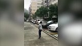 这是什么原理？一个人的诡异羽毛球