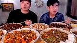 韩国兄弟吃炸酱面糖醋里脊，普通美食，也吃的很满足